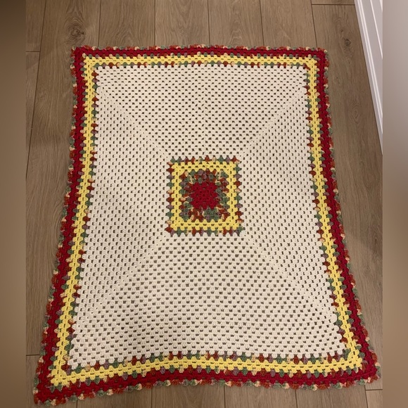 Beautiful crochet throw blanket - Picture 2 of 5